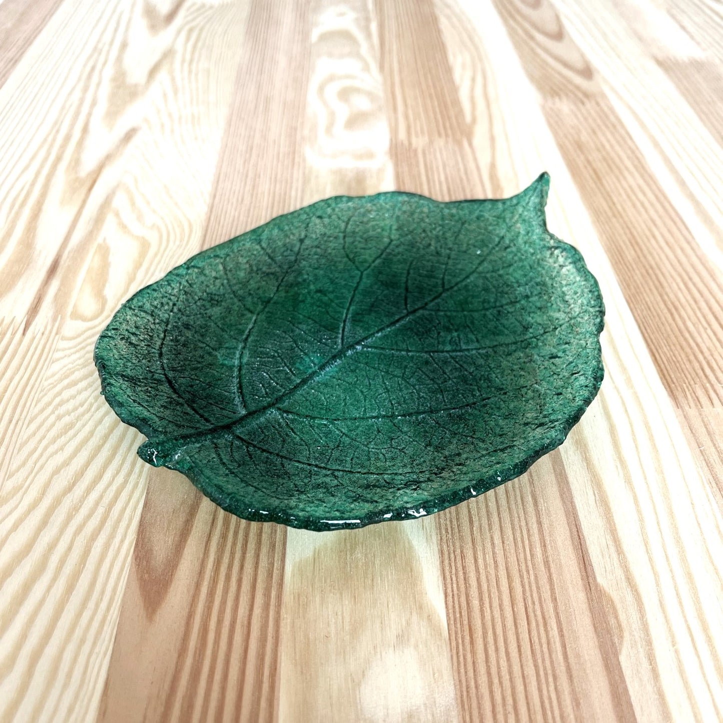 Kiwi Leaf Glass Plate